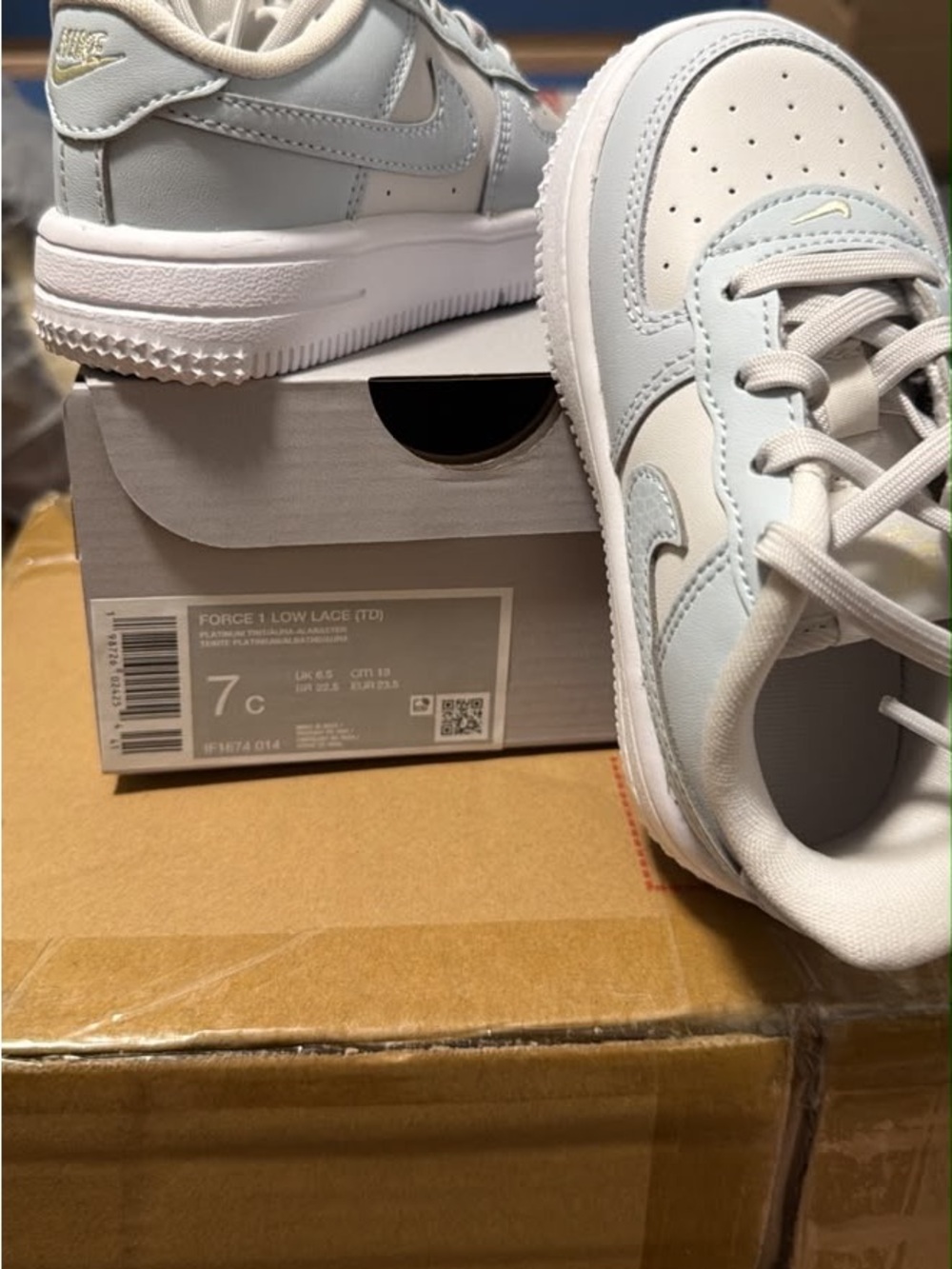 Nike Kids Low-Top Sneakers in Light Grey and White
